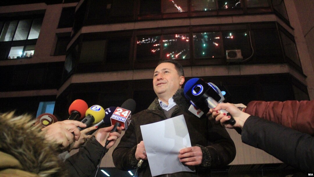 Претседателот на ВМРО-ДПМНЕ Никола Груевски го чита прогласот на партијата на протестот пред ДИК 
