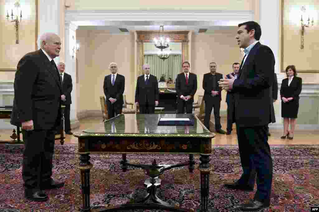 2015-ci ildə Yunanıstanda parlament seçkilərini udan solçu &ldquo;SYRIZA&rdquo; partiyasının lideri Alexis Tsipras baş nazir kimi and içir. &ldquo;SYRIZA&rdquo; partiyası sağçı &ldquo;Müstəqil yunanlar&rdquo; partiyası ilə koalision hökumət yaratmaq barədə razılıq əldə edir.