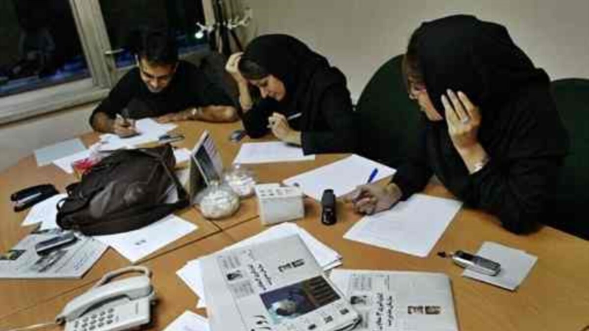 Iran: New Daily Suspends Publication After Ministry Warning