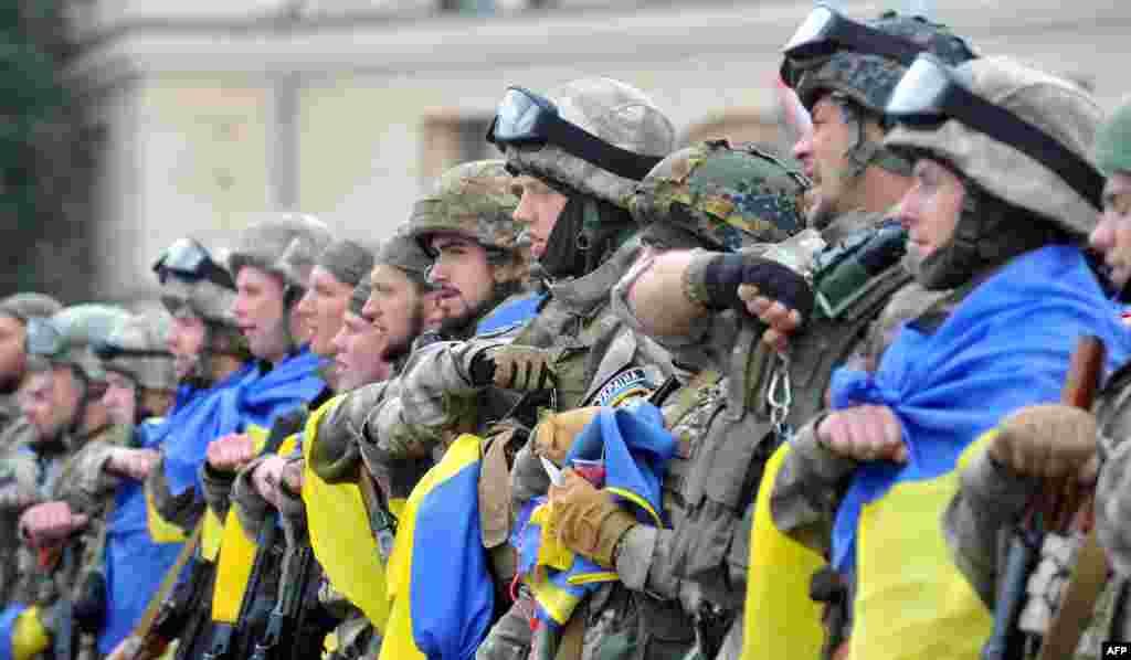 Бійці з батальйону спецпризначення МВС &laquo;Східний корпус&raquo; під час урочистої церемонії відправки до зони АТО. Площа Свободи у Харкові, 30 червня 2015 року