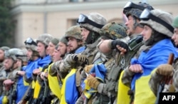 Бійці з батальйону спецпризначення МВС «Східний корпус» під час урочистої церемонії відправки до зони АТО. Площа Свободи у Харкові, 30 червня 2015 року
