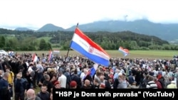 Dopuštene su samo crkvene, hrvatska i austrijska nacionalna zastava 