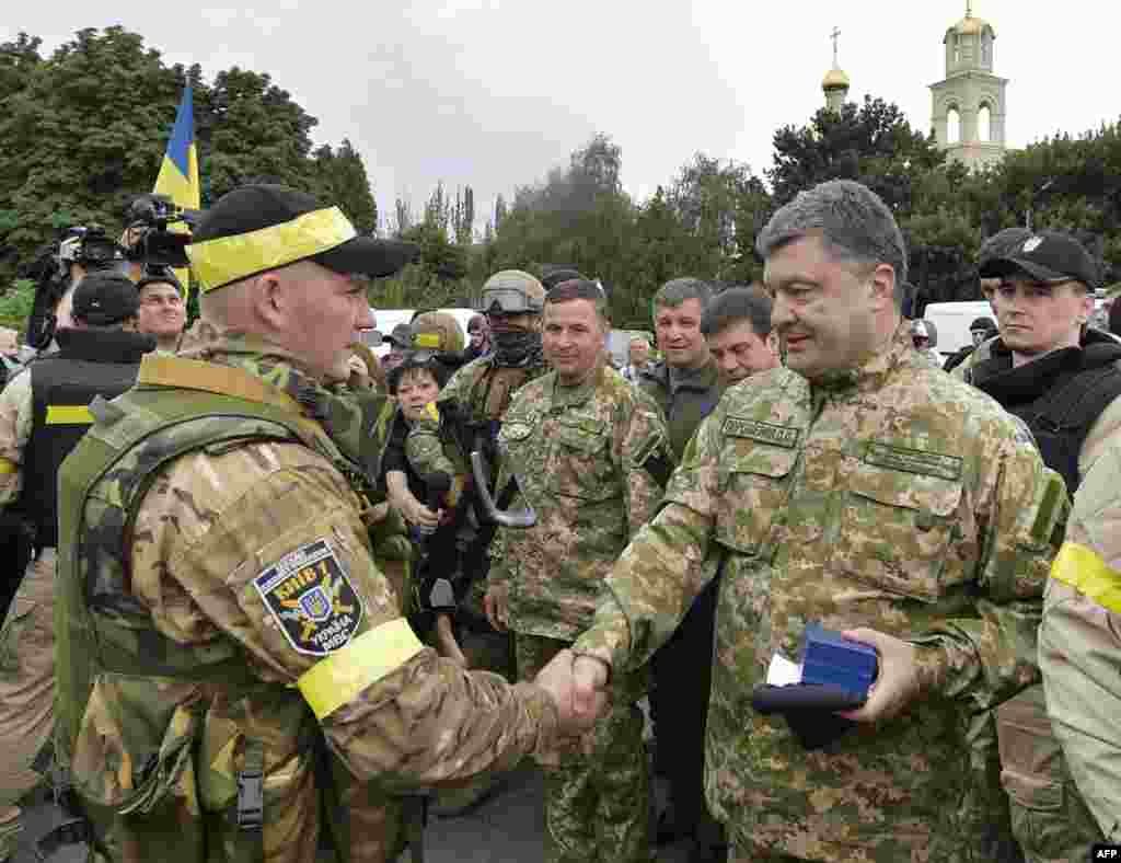 Президент Петро Порошенко нагороджує українських військових у Слов'янську, 8 липня 2014 року