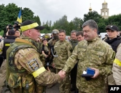Президент Петро Порошенко нагороджує українських військових у Слов'янську, 8 липня 2014 року