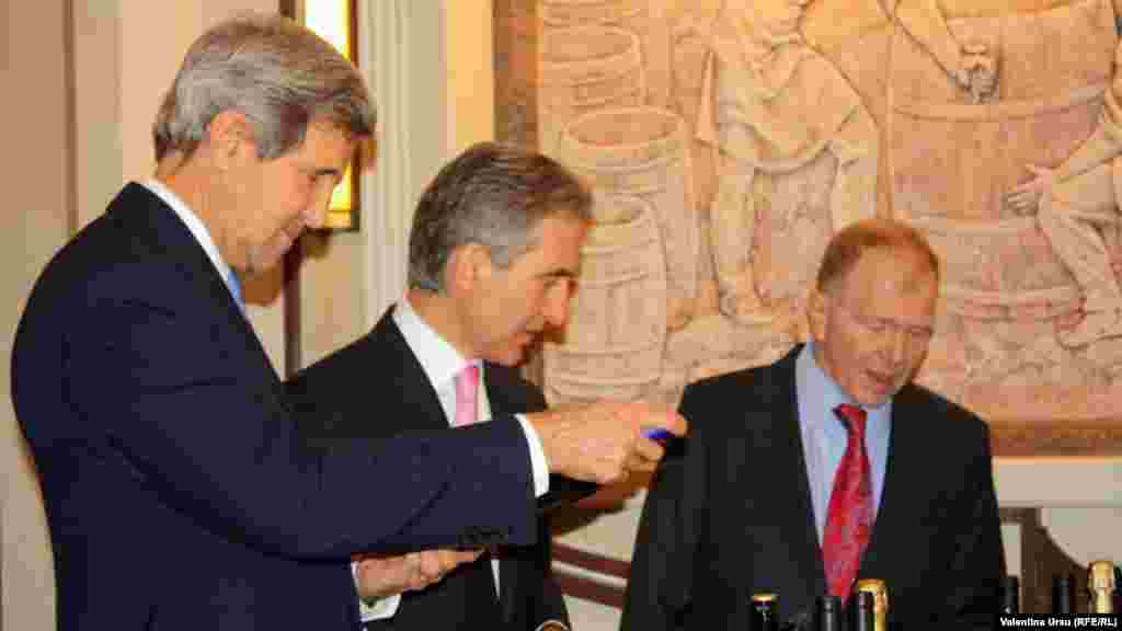 Secretarul de stat american, John Kerry, premierul Iurie leancă şi ambasadorul SUA la Chişinău, William Moser