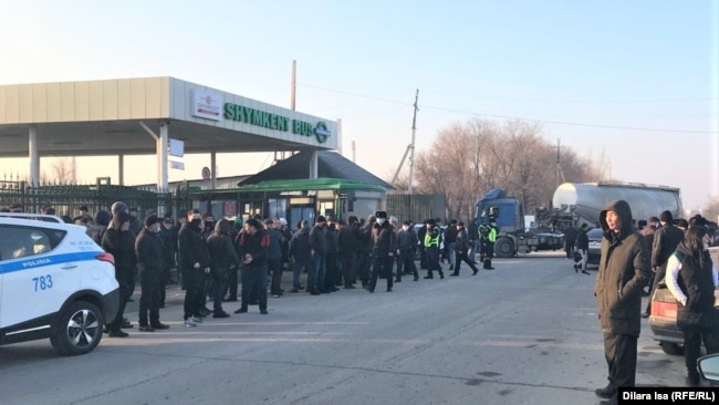 Бастующие у ворот автопарка Shymkent bus. 3 февраля 2021 года.