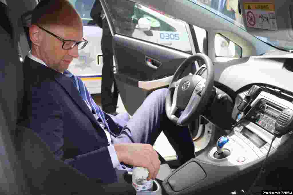 Премьер-министр Украины Арсений Яценюк проверяет автомобиль патрульной службы