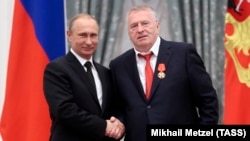 Президент РФ Владимир Путин и лидер ЛДПР Владимир Жириновский, награжденный орденом Александра Невского. 2015 г.