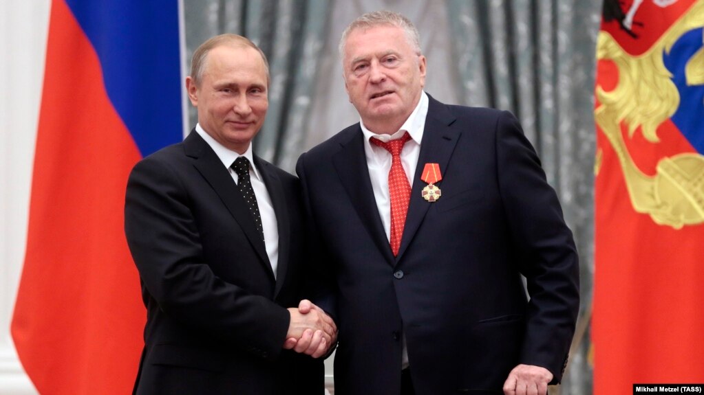 Владимир Путин награждает Владимира Жириновского орденом Александра Невского (архивное фото)