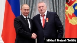 Vlagyimir Zsirinovszkij az I. Sándorról elnevezett érdemrendet veszi át Vlagyimir Putyin elnöktől Moszkvában 2015. május 21-én