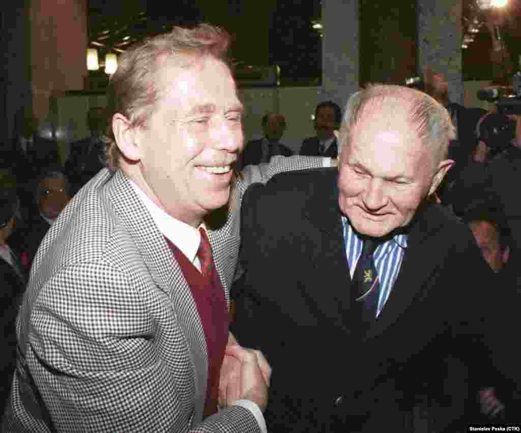 Czech President Vaclav Havel (left) with Hrabal after he received the Jaroslav Seifert Prize in Prague on October 25, 1993.&nbsp;