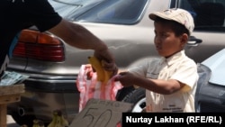 Школьник продает на улице бананы. Алматы, 11 июня 2013 года.