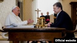 Папа Римський Франциск і президент України Петро Порошенко під час зустрічі у Ватикані наприкінці 2015 року