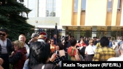 Акция протеста у Национального банка Казахстана. 9 октября 2015 года. 