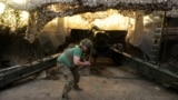 Військовослужбовець 15-ї бригади оперативного призначення НГУ імені «Кара-Даг» веде вогонь із гаубиці 2А36 «Гіацинт-Б» на позиції поблизу міста Куп’янська, 27 травня 2025 року
