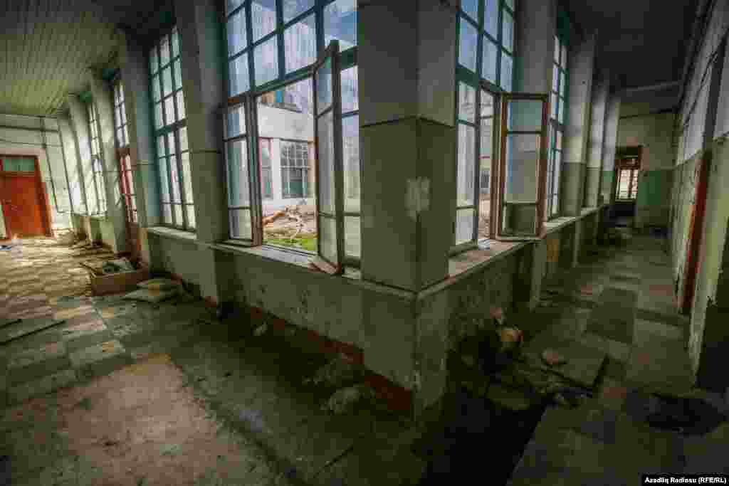 Binanın mərtəbələri istifadəsiz qaldıqdan sonra dağılaraq tamamilə yararsız hala düşmüşdür