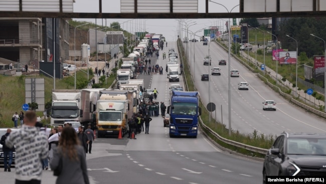 Bizneset protestojnë, bllokohen hyrjet për në Prishtinë