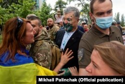 П’ятий президент України Петро Порошенко, облитий зеленкою, який після цього заявив, що нападника «сховали» в офісі нинішнього президента. Київ, 24 серпня 2021 року