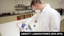 Співробітник компанії медичних технологій Abbott Laboratories працює у штаб-квартирі корпорації біля Чикаго, штат Іллінойс, США, 28 березня 2020 року.