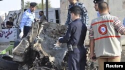 عناصر أمنية عراقية تتفحّص موقع تفجير في الناصرية