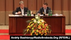 Віктор Ющенко (л) і Сергій Бондарчук (п) були разом іще на з’їзді «Нашої України» 31 липня 2012 року