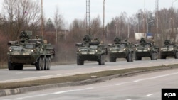 Колона військ США в’їжджає в Польщу з Литви, щоб вирушити до Чехії і далі до Німеччини, фото 23 березня 2015 року