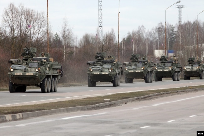 Një kolonë me pajisje ushtarake amerikane pranë kufirit polako-lituanez.