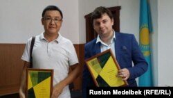 Журналисты Азаттыка Касым Аманжол (слева) и Вячеслав Половинко. Алматы, 28 июня 2016 года.