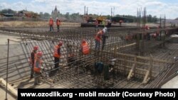 Узбекские мигранты, работающие на строительном объекте в Нижнем Новгороде.