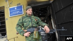 Пророссийский повстанец на территории захваченной воинской части украинских пограничников. Луганск, 4 июня 2014 года.