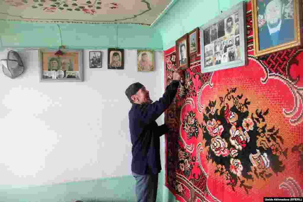 Один из аксакалов Жамбая. Потолок комнаты в его доме украшают узбекские орнаменты. &nbsp;