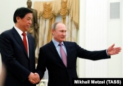 Președintele rus Vladimir Putin (d) s-a întâlnit cu Li Zhanshu, directorul Biroului General al Comitetului Central al Partidului Comunist Chinez, la Kremlin în 26 aprilie 2017