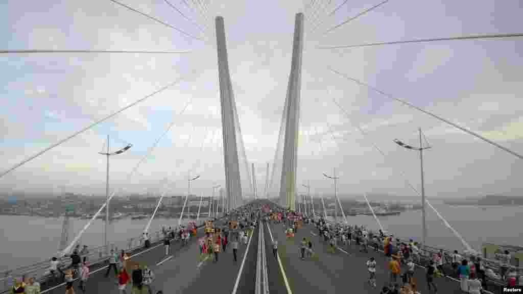 The Golden Horn Bridge was officially opened on August 11, but only pedestrians were allowed to use it the first two days. 