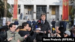 Srđa Keković se obraća okupljenima ispred Skupštine, 28. januar 2013.