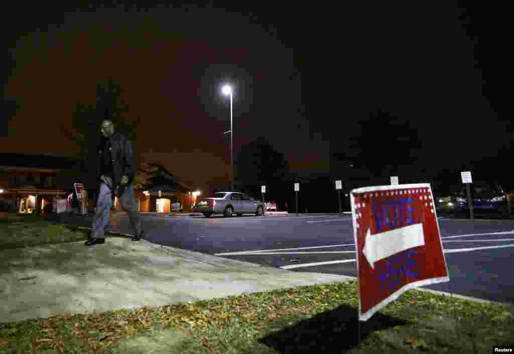 Spre o secţie de votare din Pineville, North Carolina. (REUTERS/Chris Keane)
