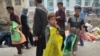 آرشیف - شماری از کودکان در کابل پلاستیک فروشی می‌کنند