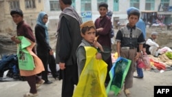 ملل متحد: با تسلط دوبارۀ طالبان در اگست سال گذشته بر افغانستان، بسیاری از کودکان افغان از رفتن به مکاتب بازمانده اند، چون آنها برای حمایت مالی از خانواده های شان باید کار یا گدایی کنند.