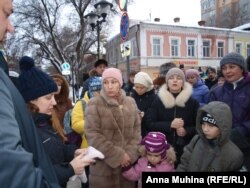 Алсу Юнусова и другие протестующие родители