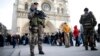 Военные патрулируют территорию вокруг собора Парижской Богоматери – в рамках мер безопасности после терактов 13 ноября
