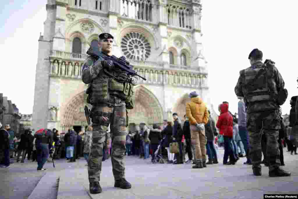 سربازان ارتش فرانسه در پاریس در ساعات پایانی سال