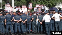 Armenia -- Supporters of former President Robert Kocharian demosntrate outside a prison in Yerevan, June 25, 2019.