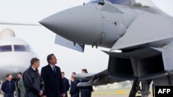 دیوید کامرون روز دوشنبه از یک پایگاه نیروی هوایی بریتانیا در غرب لندن بازدید کرد.