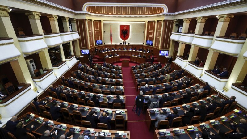 Kuvendi i Shqipërisë refuzon të shqyrtojë rezolutën për gjenocidin në Srebrenicë 