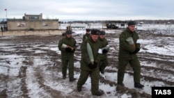Російські військові на полігоні «Погоново» несуть снаряди під час змагань із танкового біатлону, архівне фото, 2018 рік