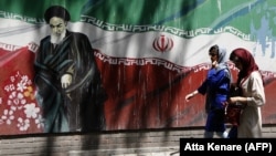 Стіни колишнього посольства США в Ірані