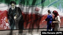 Мурал із зображенням засновника Ісламської республіки Іран Аятолли Хомейні на стіні колишнього посольства США в Тегерані