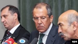 Вазири берунаи Русия Сергей Лавров (дар байн) ва вазирони хориҷаи ҷумҳуриҳои ҷудоиталаби Абхазистон ва Осетиёи Ҷанубӣ Сергей Шамба ва Мурод Ҷиёев дар Маскав 