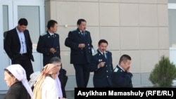 Шетпе сотына қатысқан прокурорлар. Ақтау, 19 сәуір 2012 жыл.