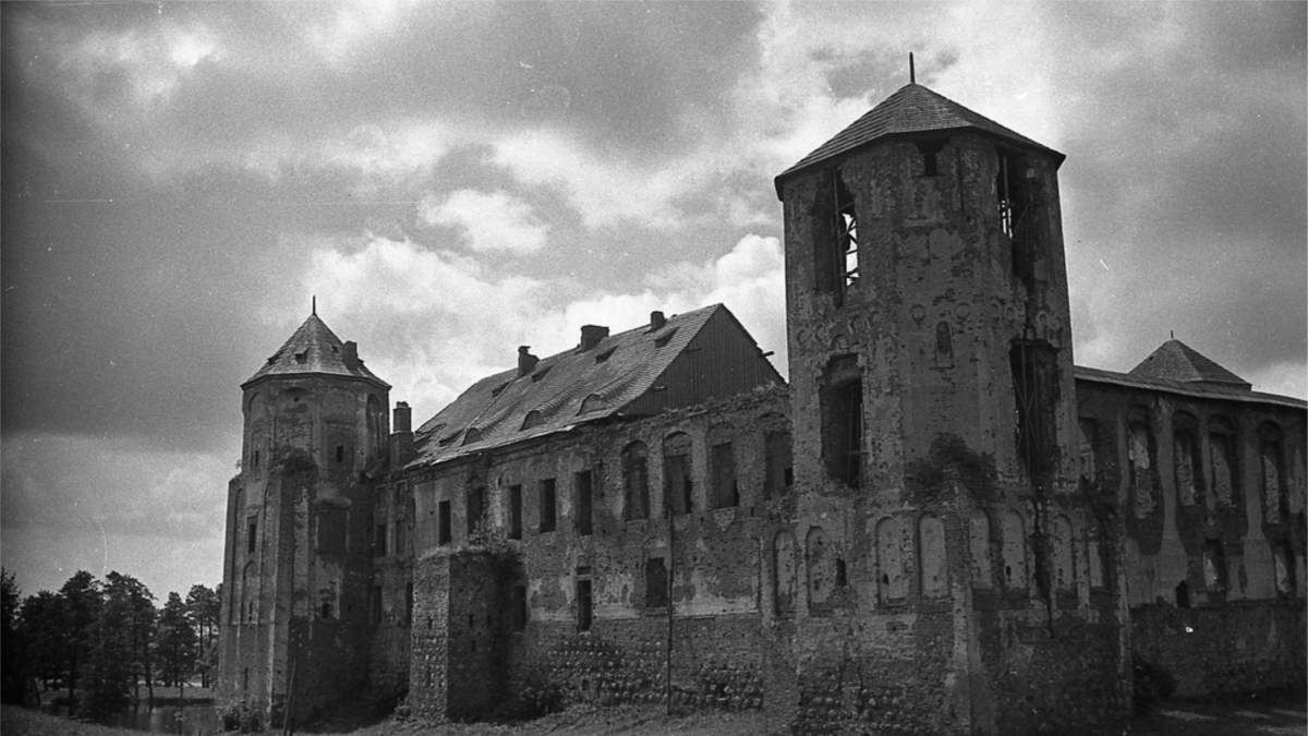 Главные герои чорны замак альшанскі. Мирский замок после войны. Мирский замок в Белоруссии до реставрации. Мирский замок развалины. Мирский замок до реконструкции.