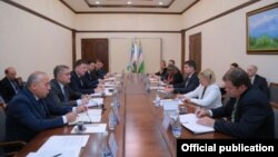 Делегация ФБР на встрече в МВД Узбекистана. Фото с сайта МВД РУз.